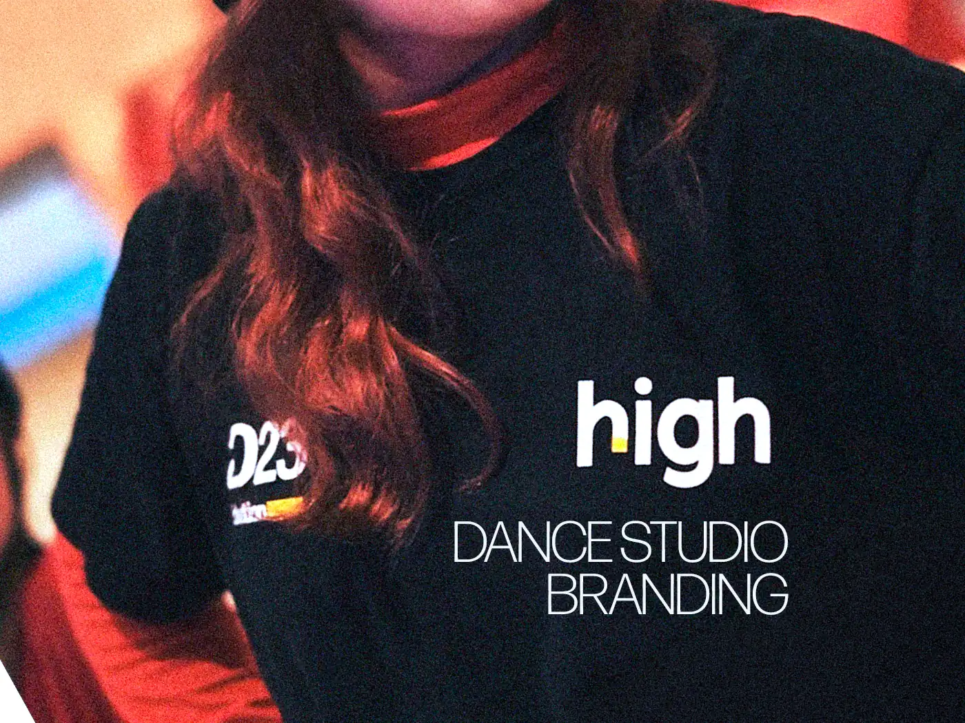 Remera de High: el logotipo sobre el negro del estudio